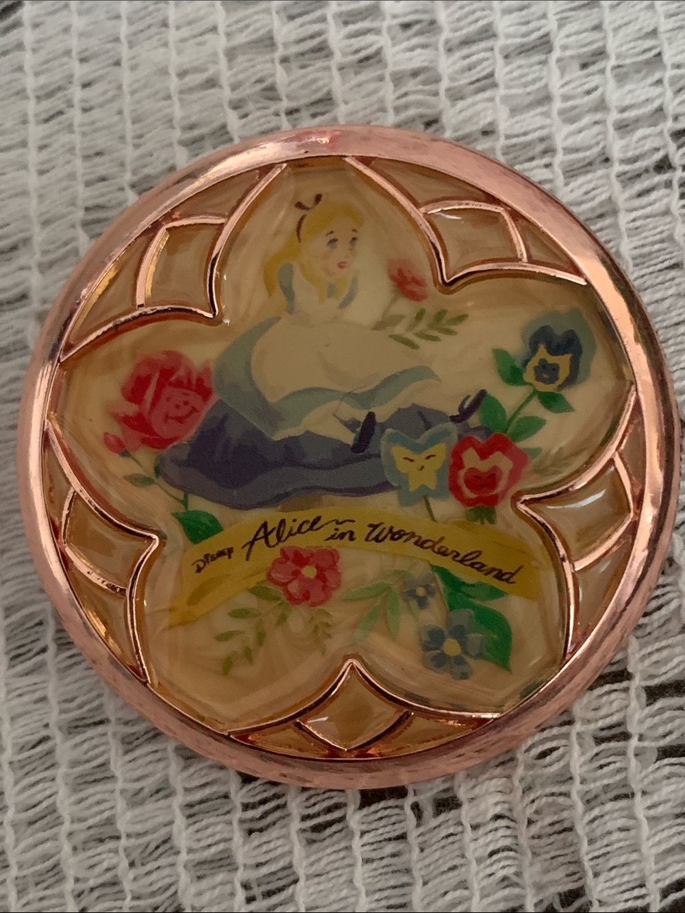 Disney pin Rose Gold Disneyland Hong Kong Alice in Wonderland